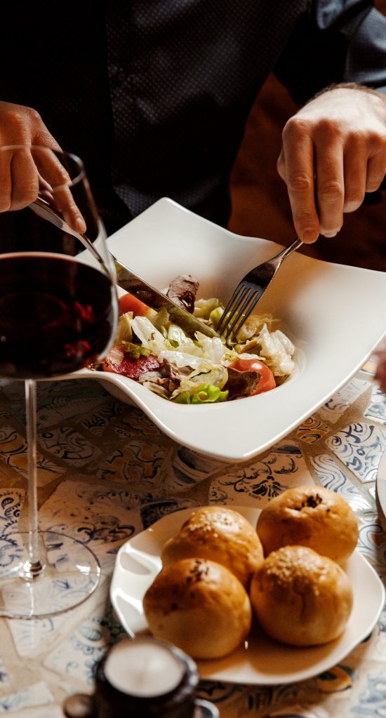 uomo-che-mangia-insalata-di-manzo-con-lattuga-e-pomodoro-al-ristorante